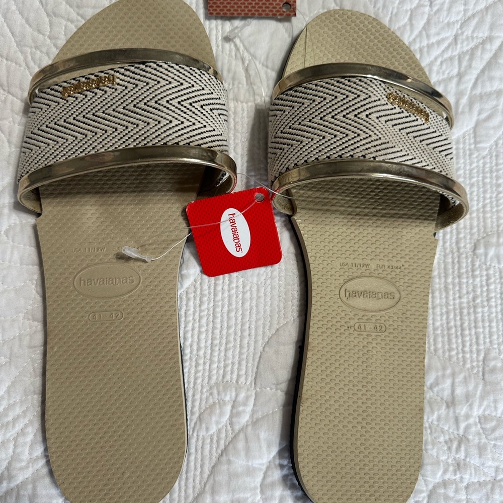 Havaianas Women's Beige and Gold Sandals